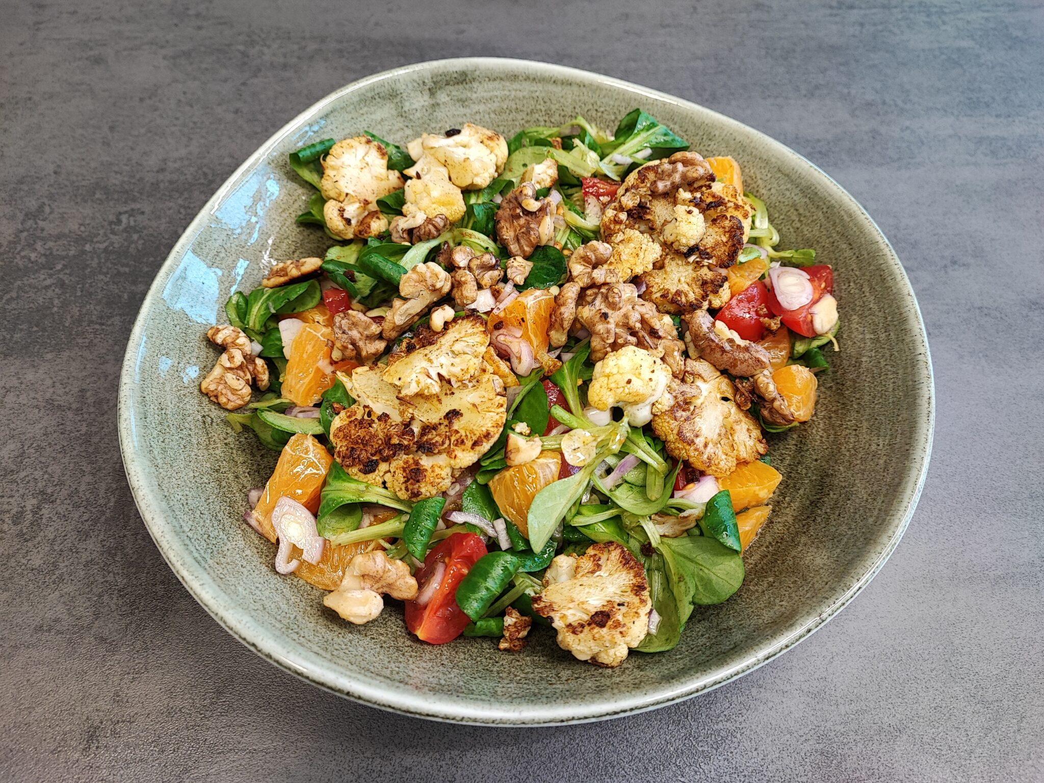 Frischer Wintersalat mit Mandarine und Orangen- Vinaigrette mit ... Frischer Wintersalat mit Mandarine und Orangen- Vinaigrette mit ...