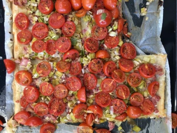 Blätterteig mit Tomaten, Lauch und Speck