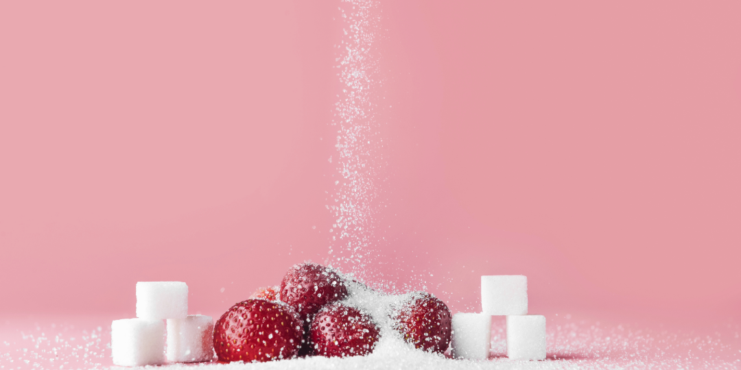 Zuckerwürfel, Erdbeeren und rieselnder Zucker